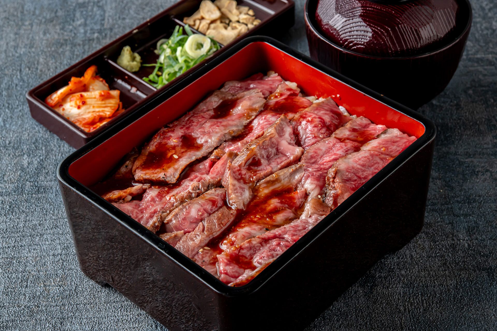 旨みあふれる 「和牛ロース重」