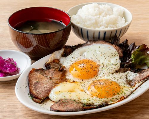 チャーシューエッグ定食