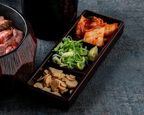 薬味のわさび・ガーリックチップス・ネギ