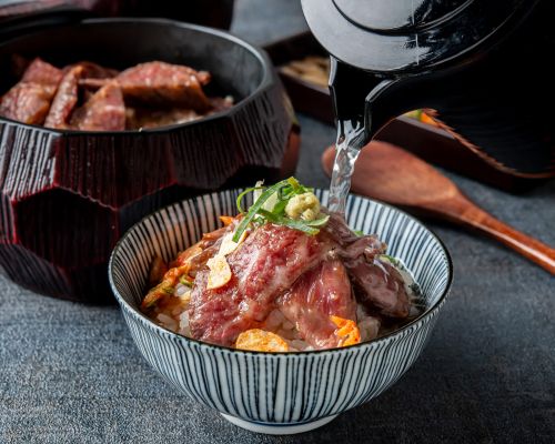 〆に出汁をかけて。さらさらいくらでも食べられちゃう!自家製ダレと出汁の相性も抜群です。